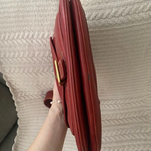 Elegant Red Leather Shoulder Bag - Picture 4 of 8